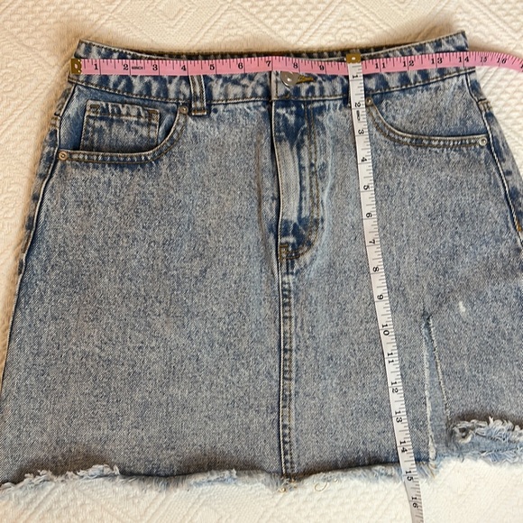 💥💥Forever 21 Medium White Washed Distressed Denim Skirt - Picture 13 of 13